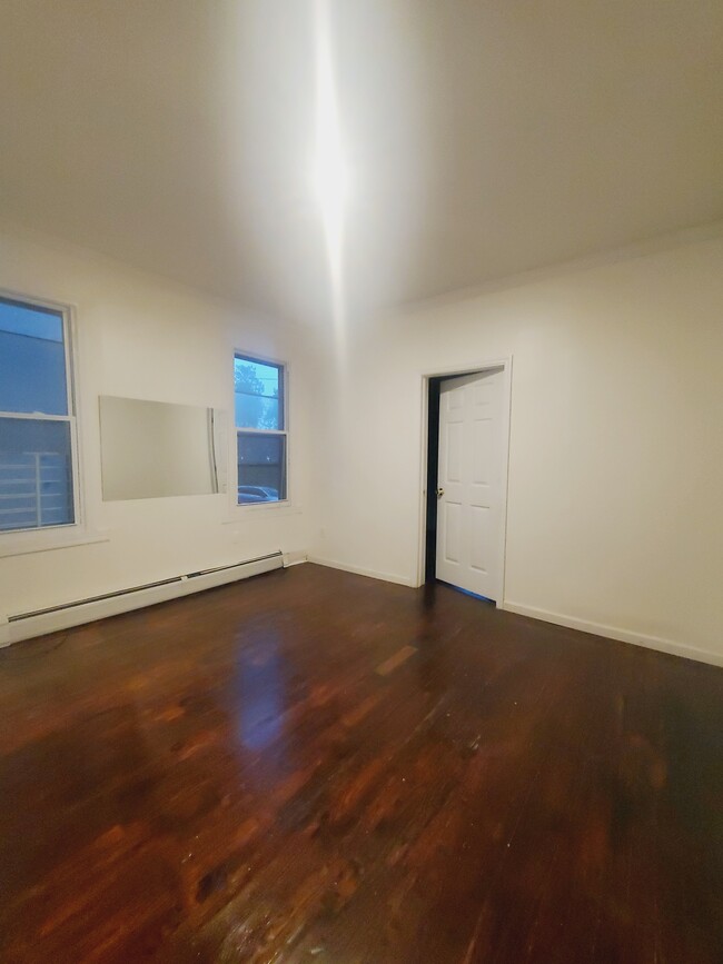 Building Photo - 115 Ege Ave