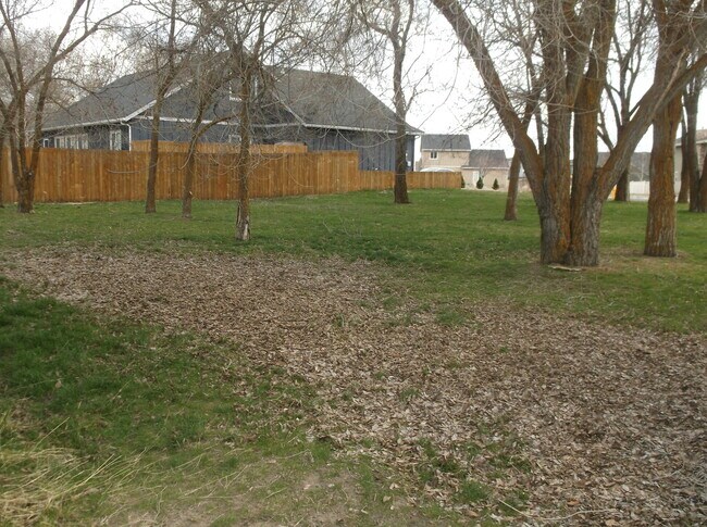 Building Photo - 812 W Oregon Ave