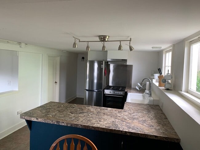 Building Photo - Darling Duplex in the heart of Wallingford!