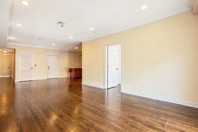 Building Photo - 315 Monroe St