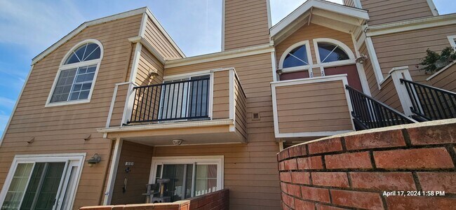 Foto del edificio - Centrally Located Village Green Two Story ...
