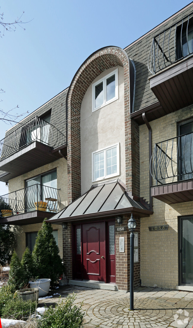 Building Photo - 1056 S York Rd