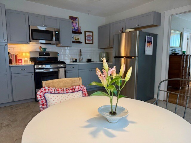 Foto del edificio - 627 Lovera Blvd