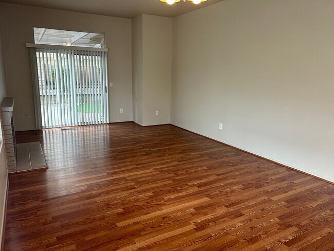 Building Photo - Beautiful Single Story 3 Bedroom 2 Baths  ...