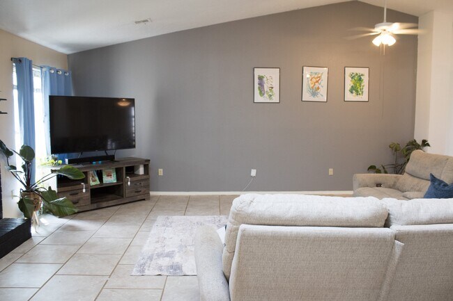 Foto del edificio - 4715 NE Bell Ave