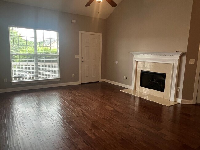 Foto del edificio - Spacious 3BR Home with Bonus Room in Prime...