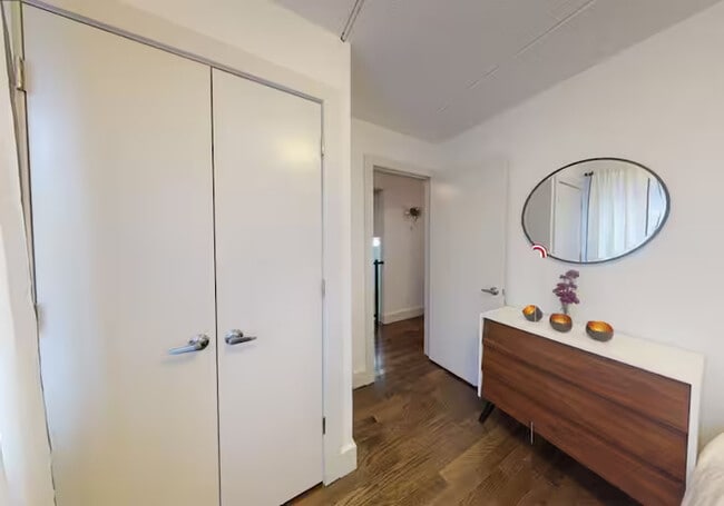 Building Photo - Furnished room/NOT APARTMENT