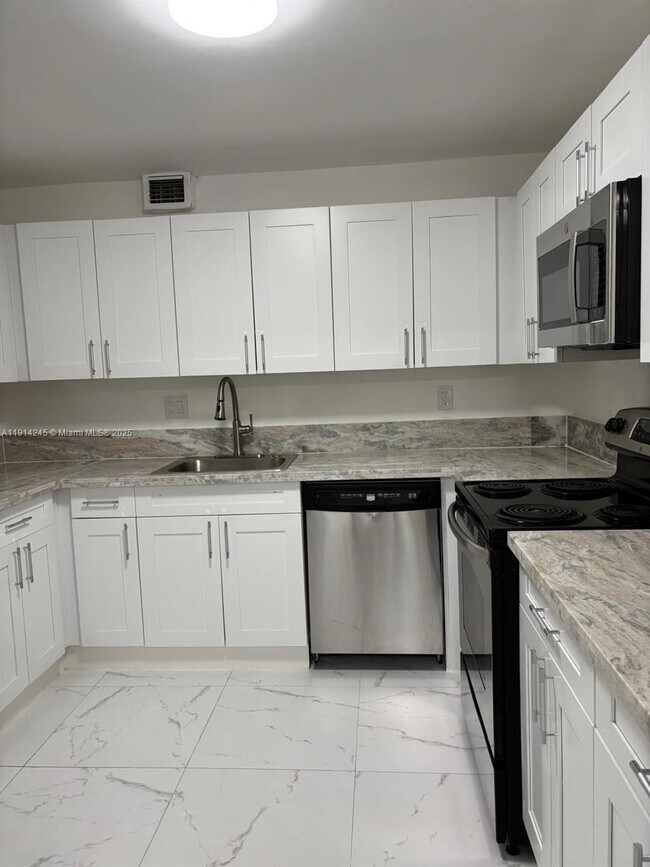 Foto del edificio - 18151 NE 31st Ct