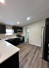 Building Photo - 822 Emison Ave