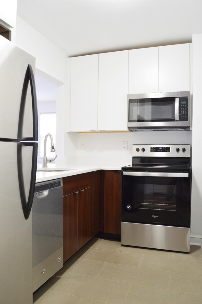 Foto del edificio - 4564 MacArthur Blvd NW