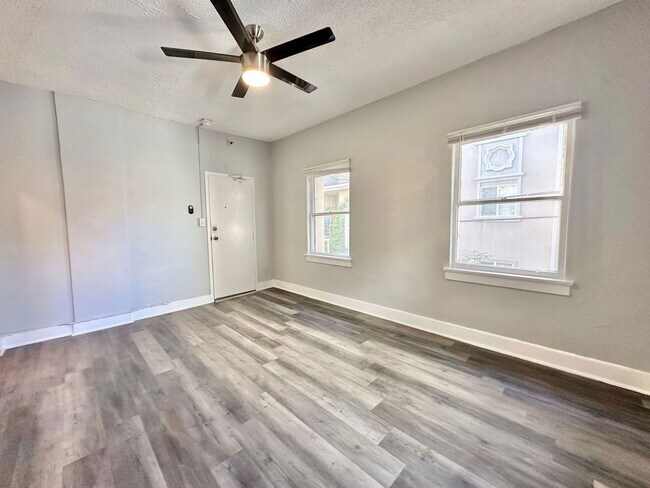 Building Photo - 849 S Kenmore Ave