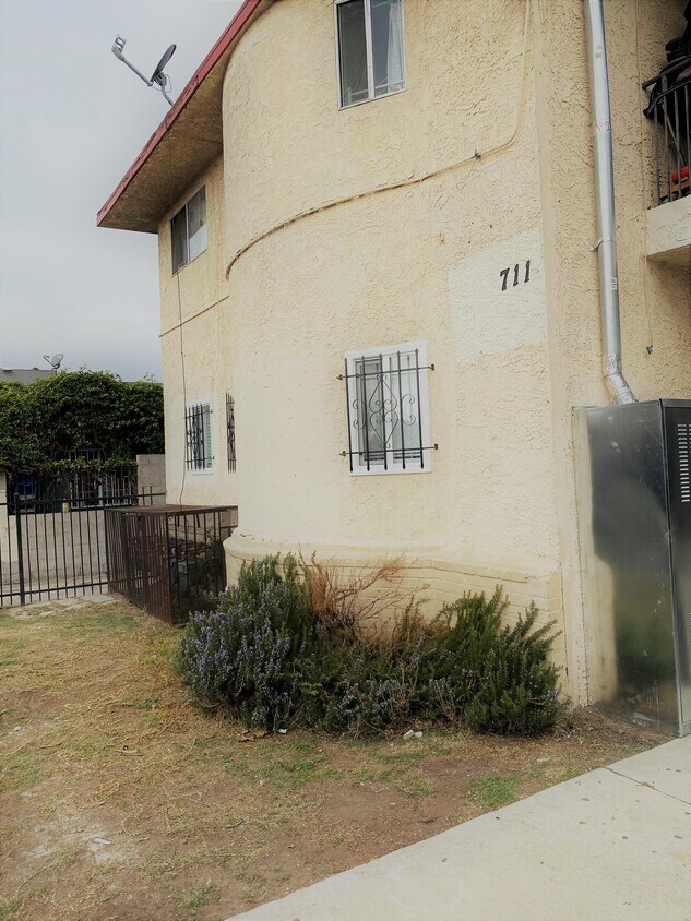 Foto principal - 711 W 82nd St