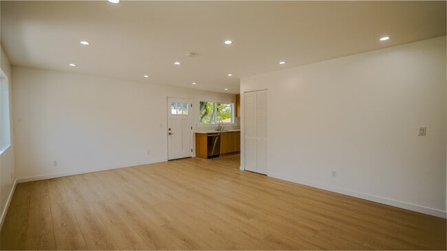 Building Photo - 130 W 59th Pl