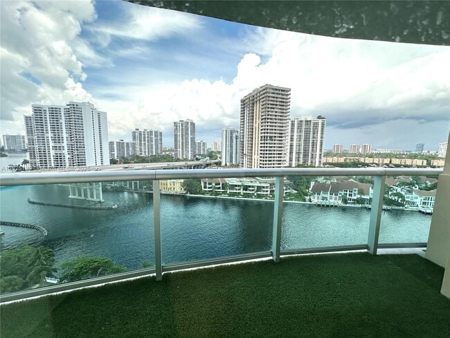 Foto del edificio - 19390 Collins Ave