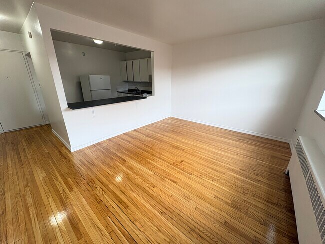 Building Photo - Spacious 2 Bedroom Steps to Upper James
