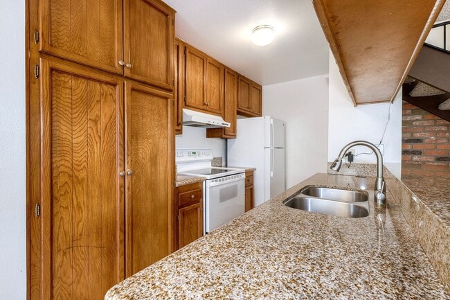 Building Photo - Santee Townhome 2/1 Prime Location