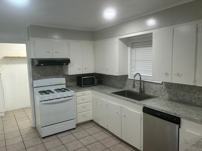 Building Photo - 912 Circle Dr