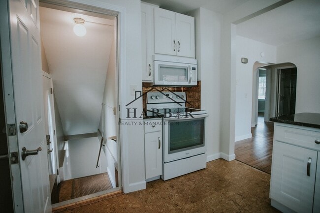 Building Photo - 608 6th Ave SW