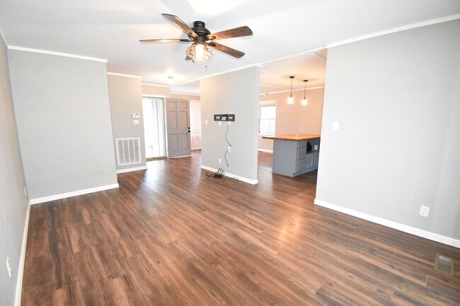 Foto del edificio - 3 Bedroom 2 Bath Home (Pets Considered)