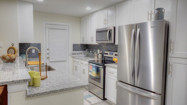 Building Photo - Roundhill Townhomes