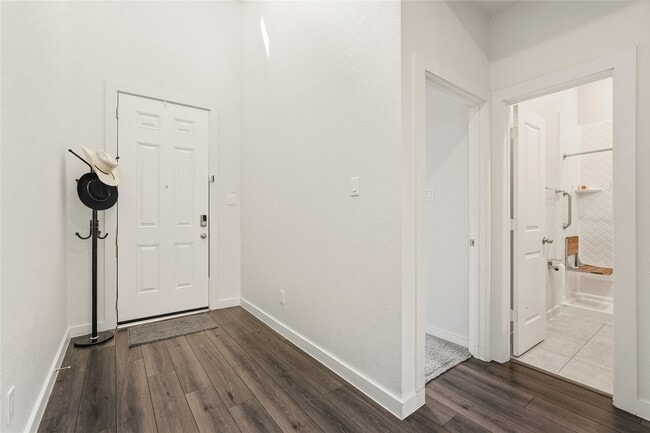 Building Photo - 15647 Roscobie Park Dr