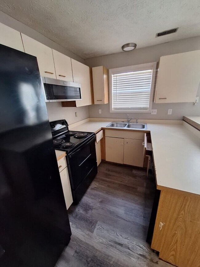 Foto del edificio - 1002 Brookhollow Dr