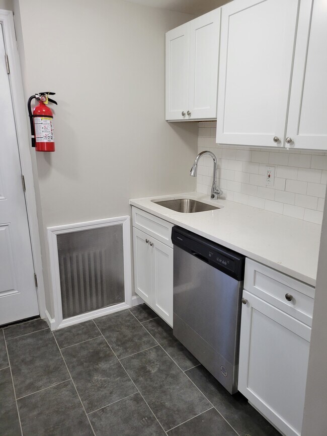 Building Photo - 2045 Moravian St