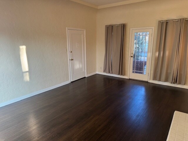 Sala de estar BAL - 2203 S Harcourt Ave