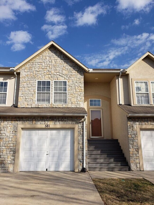 Foto del edificio - Beautiful Gardner Townhome-Available in MAY!!