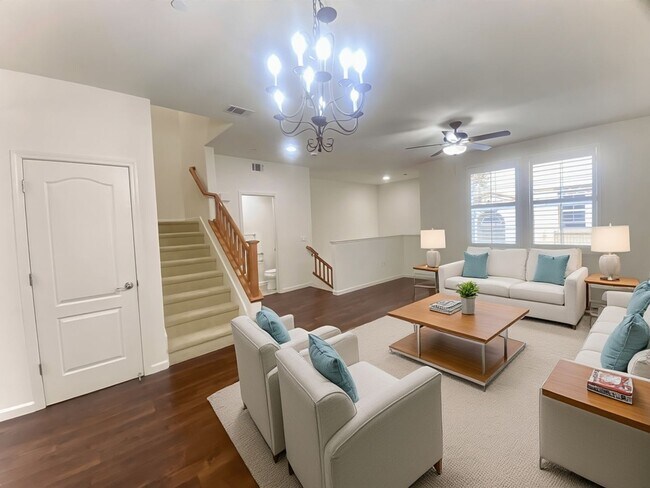 Foto del edificio - Beautiful 3-Bedroom Townhome in Private Ga...