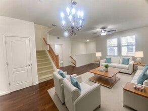 Building Photo - 722 Claridad Loop