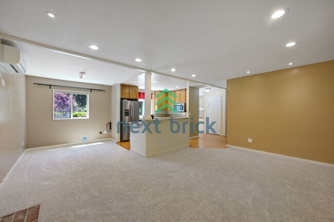 Building Photo - Expansive 4-Bedroom Sammamish Residence w/ Private Guest Suite & Included internet and landscaping.