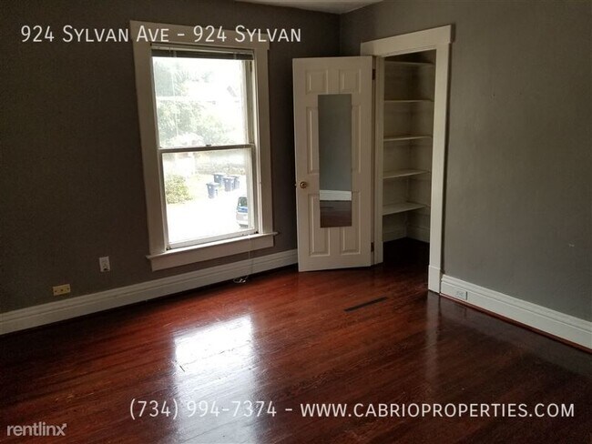 Building Photo - 924 Sylvan Ave
