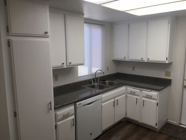 Foto del edificio - 44727 La Paz Rd