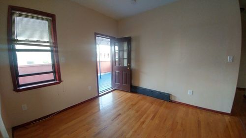 Primary Photo - 652 5th Ave