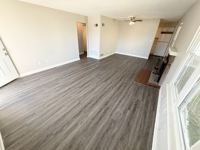 Building Photo - Updated 2 Bedroom/1 Bath Apartment in Parkville *READY NOW*