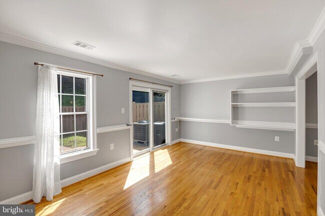Building Photo - 14081 Fallbrook Ln