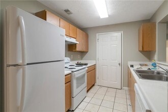 Building Photo - 6302 Fairington Village Dr