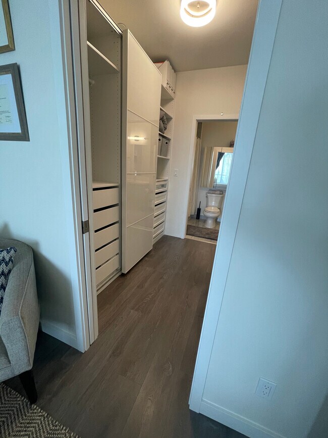 Building Photo - 690 King St W