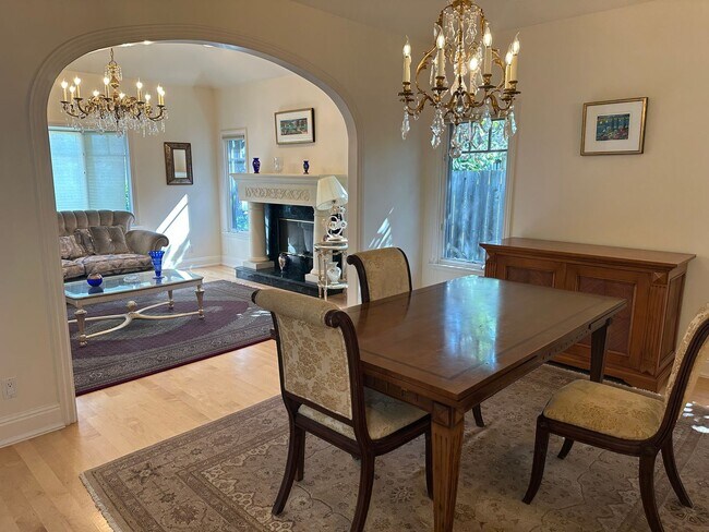 Foto del edificio - Beautifully Appointed 4 Bed, 2.5 Bath Home...