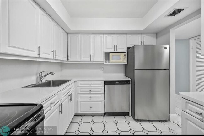 Foto del edificio - 6100 S Falls Cir Dr
