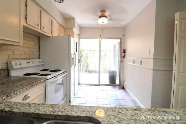 Building Photo - Stunning 2 bedroom, 2 bath in ideal locati...