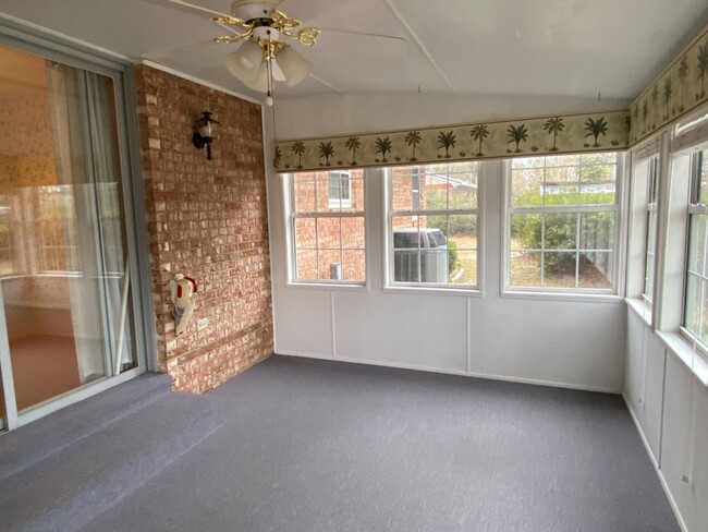 Foto del edificio - Beautiful 3 bedroom, 2 bath Brick Home on ...