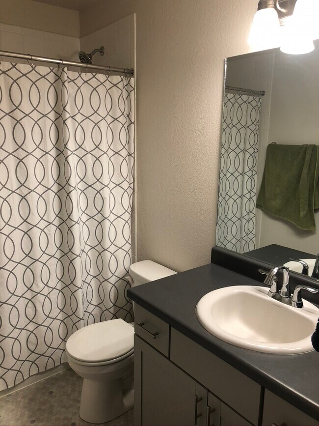 Baño de arriba - 1173 Solitaire St