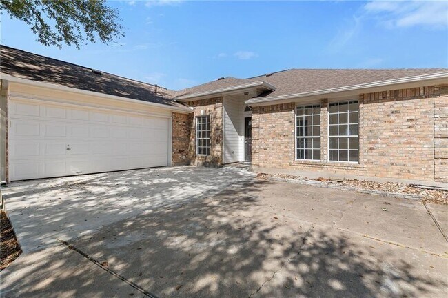 Building Photo - 2906 Greenlawn St