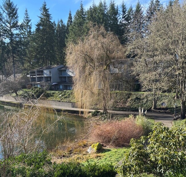 Foto del edificio - 2 Bed / 1.5 60-01 Redmond Townhouse $2,695/mo