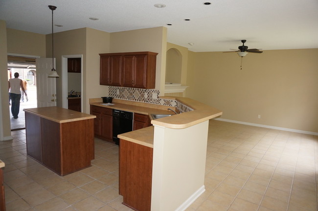 Building Photo - Beautiful 6 Bedroom 3 Bath Family Home