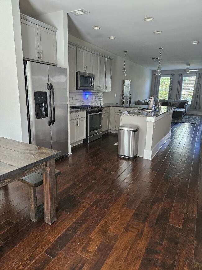 Foto del edificio - Furnished, short-term lease available now ...