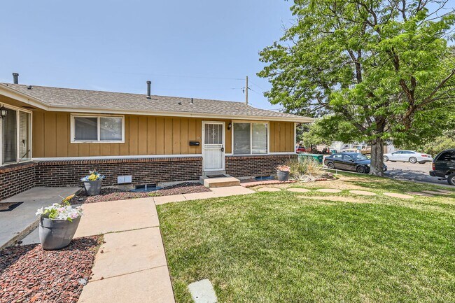 Building Photo - Newly Updated 3-Bedroom 1-Bathroom in Auro...