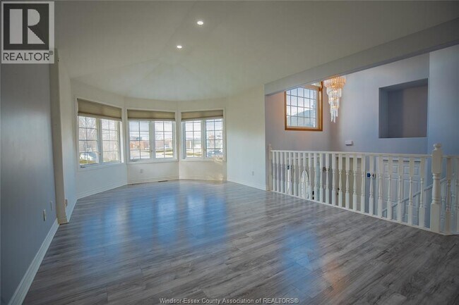 Photo du bâtiment - 569 Cabana Road E